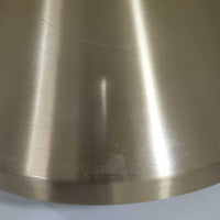 Jo Hammerborg(ヨー・ハーマボー)がFog & Morup(フォグ&モーラップ)より発表した「Tarok」ペンダントライトです。直径41cmと存在感のあるサイズで、真鍮のような上品な質感をもつアルミ素材が用いられています。特徴的な円弧を描くフレームとシンプルながらも力強いシェードデザインは、ハーマボーらしいモダンな造形美を感じさせます。消灯時はオブジェのような美しさを放ち、点灯時には温かみのある光が広がり、ダイニングやリビングを上質な空間へと演出します。北欧モダンデザインの洗練を感じさせるビンテージアイテムです。