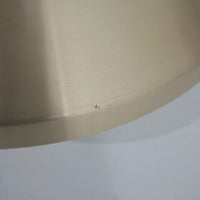 Jo Hammerborg(ヨー・ハーマボー)がFog & Morup(フォグ&モーラップ)より発表した「Tarok」ペンダントライトです。直径41cmと存在感のあるサイズで、真鍮のような上品な質感をもつアルミ素材が用いられています。特徴的な円弧を描くフレームとシンプルながらも力強いシェードデザインは、ハーマボーらしいモダンな造形美を感じさせます。消灯時はオブジェのような美しさを放ち、点灯時には温かみのある光が広がり、ダイニングやリビングを上質な空間へと演出します。北欧モダンデザインの洗練を感じさせるビンテージアイテムです。