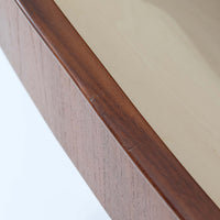 北欧ビンテージらしい端正な佇まいが魅力の5段チェストです。良質な木材を用いた本体は、横に流れる美しい木目に加え、角だけでなく前板を含む本体全体が緩やかな曲線を描く、有機的で上質なフォルムが特徴です。引き出し前板には手掛け一体型の彫り込みが施され、丸みを帯びた造形と相まって柔らかな印象を与えます。高い工作精度が感じられるクオリティの高い一台で、収納力に優れたサイズながら脚付き構造により軽やかさも備え、寝室やリビングの主収納として活躍します。Vordingborg Mobelfabrik社製と伝えられていますが確証はなく、メーカー不詳のビンテージ品としてご紹介します。経年変化によって深みを増した木肌が、空間に上質な存在感をもたらします。