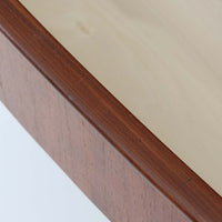 北欧ビンテージらしい端正な佇まいが魅力の5段チェストです。良質な木材を用いた本体は、横に流れる美しい木目に加え、角だけでなく前板を含む本体全体が緩やかな曲線を描く、有機的で上質なフォルムが特徴です。引き出し前板には手掛け一体型の彫り込みが施され、丸みを帯びた造形と相まって柔らかな印象を与えます。高い工作精度が感じられるクオリティの高い一台で、収納力に優れたサイズながら脚付き構造により軽やかさも備え、寝室やリビングの主収納として活躍します。Vordingborg Mobelfabrik社製と伝えられていますが確証はなく、メーカー不詳のビンテージ品としてご紹介します。経年変化によって深みを増した木肌が、空間に上質な存在感をもたらします。