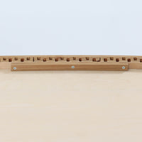 北欧ビンテージらしい端正な佇まいが魅力の5段チェストです。良質な木材を用いた本体は、横に流れる美しい木目に加え、角だけでなく前板を含む本体全体が緩やかな曲線を描く、有機的で上質なフォルムが特徴です。引き出し前板には手掛け一体型の彫り込みが施され、丸みを帯びた造形と相まって柔らかな印象を与えます。高い工作精度が感じられるクオリティの高い一台で、収納力に優れたサイズながら脚付き構造により軽やかさも備え、寝室やリビングの主収納として活躍します。Vordingborg Mobelfabrik社製と伝えられていますが確証はなく、メーカー不詳のビンテージ品としてご紹介します。経年変化によって深みを増した木肌が、空間に上質な存在感をもたらします。