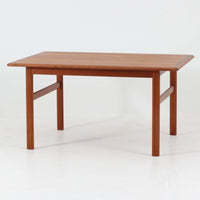 シンプルながら丁寧に面取りされた天板や、幕板と脚部を繋ぐ斜めの貫など、細部にまでこだわりを感じさせるこちらのセンターテーブルは、チーク材特有の温かみある色合いと滑らかな木肌が魅力の北欧ビンテージ家具です。幅110cmと使いやすいサイズ感で、リビングの中心に置けば空間を引き締めつつも柔らかな存在感を放ち、ソファとの組み合わせにも最適な一台です。