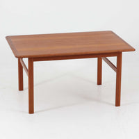 シンプルながら丁寧に面取りされた天板や、幕板と脚部を繋ぐ斜めの貫など、細部にまでこだわりを感じさせるこちらのセンターテーブルは、チーク材特有の温かみある色合いと滑らかな木肌が魅力の北欧ビンテージ家具です。幅110cmと使いやすいサイズ感で、リビングの中心に置けば空間を引き締めつつも柔らかな存在感を放ち、ソファとの組み合わせにも最適な一台です。