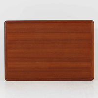 シンプルながら丁寧に面取りされた天板や、幕板と脚部を繋ぐ斜めの貫など、細部にまでこだわりを感じさせるこちらのセンターテーブルは、チーク材特有の温かみある色合いと滑らかな木肌が魅力の北欧ビンテージ家具です。幅110cmと使いやすいサイズ感で、リビングの中心に置けば空間を引き締めつつも柔らかな存在感を放ち、ソファとの組み合わせにも最適な一台です。