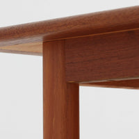 シンプルながら丁寧に面取りされた天板や、幕板と脚部を繋ぐ斜めの貫など、細部にまでこだわりを感じさせるこちらのセンターテーブルは、チーク材特有の温かみある色合いと滑らかな木肌が魅力の北欧ビンテージ家具です。幅110cmと使いやすいサイズ感で、リビングの中心に置けば空間を引き締めつつも柔らかな存在感を放ち、ソファとの組み合わせにも最適な一台です。