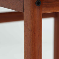 シンプルながら丁寧に面取りされた天板や、幕板と脚部を繋ぐ斜めの貫など、細部にまでこだわりを感じさせるこちらのセンターテーブルは、チーク材特有の温かみある色合いと滑らかな木肌が魅力の北欧ビンテージ家具です。幅110cmと使いやすいサイズ感で、リビングの中心に置けば空間を引き締めつつも柔らかな存在感を放ち、ソファとの組み合わせにも最適な一台です。