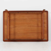 シンプルながら丁寧に面取りされた天板や、幕板と脚部を繋ぐ斜めの貫など、細部にまでこだわりを感じさせるこちらのセンターテーブルは、チーク材特有の温かみある色合いと滑らかな木肌が魅力の北欧ビンテージ家具です。幅110cmと使いやすいサイズ感で、リビングの中心に置けば空間を引き締めつつも柔らかな存在感を放ち、ソファとの組み合わせにも最適な一台です。