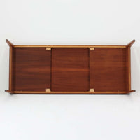 チーク材を用いたデンマーク製の拡張板付きセンターテーブルです。直線的で軽やかなフレーム構造と、脚部から天板へとつながる端正な接合部に北欧ビンテージらしい丁寧なつくりが感じられます。拡張板を引き出すことで天板幅を大きく広げることができ、来客時や作業スペースとしても柔軟に対応します。深みを増したチークの色合いと美しい木目が空間に落ち着きを与え、リビングの主役として長く愛用できる一台です。拡張板はチーク材のほか、黒のラミネート仕上げの2種類が備わっており、用途に応じて使い分けが可能です。ラミネート面は輪染みがつきにくく、作業用や来客時にも気兼ねなく使える実用性を備えています。