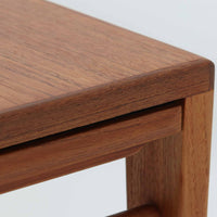 チーク材を用いたデンマーク製の拡張板付きセンターテーブルです。直線的で軽やかなフレーム構造と、脚部から天板へとつながる端正な接合部に北欧ビンテージらしい丁寧なつくりが感じられます。拡張板を引き出すことで天板幅を大きく広げることができ、来客時や作業スペースとしても柔軟に対応します。深みを増したチークの色合いと美しい木目が空間に落ち着きを与え、リビングの主役として長く愛用できる一台です。拡張板はチーク材のほか、黒のラミネート仕上げの2種類が備わっており、用途に応じて使い分けが可能です。ラミネート面は輪染みがつきにくく、作業用や来客時にも気兼ねなく使える実用性を備えています。