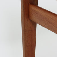 チーク材を用いたデンマーク製の拡張板付きセンターテーブルです。直線的で軽やかなフレーム構造と、脚部から天板へとつながる端正な接合部に北欧ビンテージらしい丁寧なつくりが感じられます。拡張板を引き出すことで天板幅を大きく広げることができ、来客時や作業スペースとしても柔軟に対応します。深みを増したチークの色合いと美しい木目が空間に落ち着きを与え、リビングの主役として長く愛用できる一台です。拡張板はチーク材のほか、黒のラミネート仕上げの2種類が備わっており、用途に応じて使い分けが可能です。ラミネート面は輪染みがつきにくく、作業用や来客時にも気兼ねなく使える実用性を備えています。