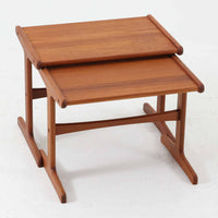 北欧ビンテージらしい合理性と温もりを感じさせるネストテーブルで、上下に重ねて使える構造により、限られた空間でも柔軟な使い方ができる実用的な一式です。素材には良質なチーク材が用いられ、木目の美しさと滑らかな手触りが際立ち、側板や脚部に見られるやわらかな曲線が全体に軽やかな印象を与えています。ネストテーブルではありますが、上下は深く内部に収まる仕様ではなく、軽く差し込む程度の構造となっており、単体でサイドテーブルや花台として使うほか、来客時には引き出して補助天板としても活躍します。経年変化によって深みを増した木肌が、空間に落ち着きと上質感をもたらします。