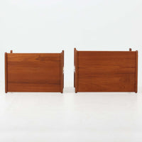 北欧ビンテージらしい合理性と温もりを感じさせるネストテーブルで、上下に重ねて使える構造により、限られた空間でも柔軟な使い方ができる実用的な一式です。素材には良質なチーク材が用いられ、木目の美しさと滑らかな手触りが際立ち、側板や脚部に見られるやわらかな曲線が全体に軽やかな印象を与えています。ネストテーブルではありますが、上下は深く内部に収まる仕様ではなく、軽く差し込む程度の構造となっており、単体でサイドテーブルや花台として使うほか、来客時には引き出して補助天板としても活躍します。経年変化によって深みを増した木肌が、空間に落ち着きと上質感をもたらします。