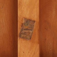 このデンマーク製オットマンは、美しい波型のビーチ材フレームが特徴的な北欧デザインの逸品です。流れるような曲線美と、明るいイエローの張地が、お部屋に温かみと洗練された雰囲気をもたらします。無垢材の脚部は職人による丁寧な仕上げで、使い込むほどに味わいが増していきます。イージーチェアと合わせてフットスツールとしてお使いいただくのに最適で、脚を休める際の心地よいサポートを提供します。現地ディーラーよりブーメランチェアで有名なAlfred Christensenデザインと聞いておりましたが、手元の資料では確認出来ませんでした。