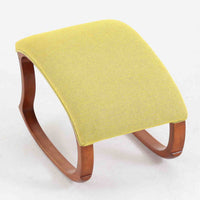 このデンマーク製オットマンは、美しい波型のビーチ材フレームが特徴的な北欧デザインの逸品です。流れるような曲線美と、明るいイエローの張地が、お部屋に温かみと洗練された雰囲気をもたらします。無垢材の脚部は職人による丁寧な仕上げで、使い込むほどに味わいが増していきます。イージーチェアと合わせてフットスツールとしてお使いいただくのに最適で、脚を休める際の心地よいサポートを提供します。現地ディーラーよりブーメランチェアで有名なAlfred Christensenデザインと聞いておりましたが、手元の資料では確認出来ませんでした。