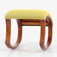 このデンマーク製オットマンは、美しい波型のビーチ材フレームが特徴的な北欧デザインの逸品です。流れるような曲線美と、明るいイエローの張地が、お部屋に温かみと洗練された雰囲気をもたらします。無垢材の脚部は職人による丁寧な仕上げで、使い込むほどに味わいが増していきます。イージーチェアと合わせてフットスツールとしてお使いいただくのに最適で、脚を休める際の心地よいサポートを提供します。現地ディーラーよりブーメランチェアで有名なAlfred Christensenデザインと聞いておりましたが、手元の資料では確認出来ませんでした。