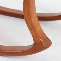 このデンマーク製オットマンは、美しい波型のビーチ材フレームが特徴的な北欧デザインの逸品です。流れるような曲線美と、明るいイエローの張地が、お部屋に温かみと洗練された雰囲気をもたらします。無垢材の脚部は職人による丁寧な仕上げで、使い込むほどに味わいが増していきます。イージーチェアと合わせてフットスツールとしてお使いいただくのに最適で、脚を休める際の心地よいサポートを提供します。現地ディーラーよりブーメランチェアで有名なAlfred Christensenデザインと聞いておりましたが、手元の資料では確認出来ませんでした。