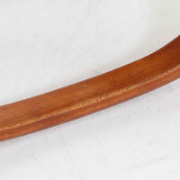 このデンマーク製オットマンは、美しい波型のビーチ材フレームが特徴的な北欧デザインの逸品です。流れるような曲線美と、明るいイエローの張地が、お部屋に温かみと洗練された雰囲気をもたらします。無垢材の脚部は職人による丁寧な仕上げで、使い込むほどに味わいが増していきます。イージーチェアと合わせてフットスツールとしてお使いいただくのに最適で、脚を休める際の心地よいサポートを提供します。現地ディーラーよりブーメランチェアで有名なAlfred Christensenデザインと聞いておりましたが、手元の資料では確認出来ませんでした。