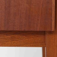 デンマークのサイドチェストです。アフロモシア材の落ち着いた色味の本体に、ビーチ材で成形された横溝装飾の引き出し前板がアクセントとなり、シンプルな構造の中にリズム感のある表情を生み出しています。幅54cmのコンパクトなサイズで、ベッドサイドやソファ脇、玄関先などにも取り入れやすく、引き出し付きで実用性も十分です。経年により深まった木肌の風合いと丁寧なつくりが、北欧ビンテージらしい静かな存在感を空間に添えてくれます。