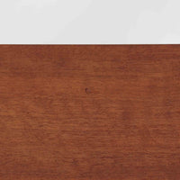 デンマークのサイドチェストです。アフロモシア材の落ち着いた色味の本体に、ビーチ材で成形された横溝装飾の引き出し前板がアクセントとなり、シンプルな構造の中にリズム感のある表情を生み出しています。幅54cmのコンパクトなサイズで、ベッドサイドやソファ脇、玄関先などにも取り入れやすく、引き出し付きで実用性も十分です。経年により深まった木肌の風合いと丁寧なつくりが、北欧ビンテージらしい静かな存在感を空間に添えてくれます。