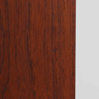 Johannes Sorth(ヨハネス・ソース)によるデザインで、Nexo Mobelfabrik社より製造されたチーク材のディスプレイシェルフです。上部の棚は本やオブジェを美しく飾ることができ、下部には引き戸収納を備え、実用性にも優れています。緩やかな曲線を描く側面のデザインが柔らかな印象を与え、北欧家具らしい温もりと機能美が感じられる一台です。脚部の細身のフォルムが軽やかさを演出し、リビングや書斎、ダイニングなど幅広い空間に調和します。