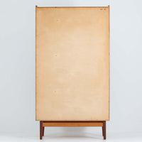 Johannes Sorth(ヨハネス・ソース)によるデザインで、Nexo Mobelfabrik社より製造されたチーク材のディスプレイシェルフです。上部の棚は本やオブジェを美しく飾ることができ、下部には引き戸収納を備え、実用性にも優れています。緩やかな曲線を描く側面のデザインが柔らかな印象を与え、北欧家具らしい温もりと機能美が感じられる一台です。脚部の細身のフォルムが軽やかさを演出し、リビングや書斎、ダイニングなど幅広い空間に調和します。