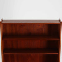 Johannes Sorth(ヨハネス・ソース)によるデザインで、Nexo Mobelfabrik社より製造されたチーク材のディスプレイシェルフです。上部の棚は本やオブジェを美しく飾ることができ、下部には引き戸収納を備え、実用性にも優れています。緩やかな曲線を描く側面のデザインが柔らかな印象を与え、北欧家具らしい温もりと機能美が感じられる一台です。脚部の細身のフォルムが軽やかさを演出し、リビングや書斎、ダイニングなど幅広い空間に調和します。