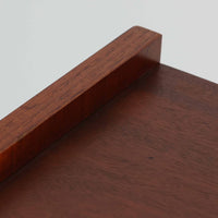 Johannes Sorth(ヨハネス・ソース)によるデザインで、Nexo Mobelfabrik社より製造されたチーク材のディスプレイシェルフです。上部の棚は本やオブジェを美しく飾ることができ、下部には引き戸収納を備え、実用性にも優れています。緩やかな曲線を描く側面のデザインが柔らかな印象を与え、北欧家具らしい温もりと機能美が感じられる一台です。脚部の細身のフォルムが軽やかさを演出し、リビングや書斎、ダイニングなど幅広い空間に調和します。