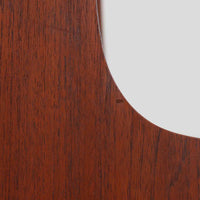 Johannes Sorth(ヨハネス・ソース)によるデザインで、Nexo Mobelfabrik社より製造されたチーク材のディスプレイシェルフです。上部の棚は本やオブジェを美しく飾ることができ、下部には引き戸収納を備え、実用性にも優れています。緩やかな曲線を描く側面のデザインが柔らかな印象を与え、北欧家具らしい温もりと機能美が感じられる一台です。脚部の細身のフォルムが軽やかさを演出し、リビングや書斎、ダイニングなど幅広い空間に調和します。