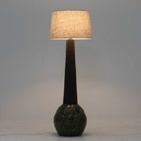 Soholm Keramik(スーホルム・セラミック)製による高さ95cmのビンテージランプです。ベースには緑色の釉薬で仕上げられた陶磁器が用いられ、花模様のレリーフが浮かび上がる温かみのあるデザインが魅力です。細身で長く伸びた支柱部分には素朴な質感が活かされ、上部にはシンプルなリネンシェードを合わせることで、柔らかな光を優しく拡散します。陶器製ランプとしては稀に見る大きさで、テーブルランプでありながらフロアランプのような存在感を放ち、リビングのアクセントや間接照明としても活躍します。陶芸的な味わいと経年の風合いが調和した、北欧ビンテージならではの逸品です。