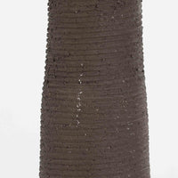 Soholm Keramik(スーホルム・セラミック)製による高さ95cmのビンテージランプです。ベースには緑色の釉薬で仕上げられた陶磁器が用いられ、花模様のレリーフが浮かび上がる温かみのあるデザインが魅力です。細身で長く伸びた支柱部分には素朴な質感が活かされ、上部にはシンプルなリネンシェードを合わせることで、柔らかな光を優しく拡散します。陶器製ランプとしては稀に見る大きさで、テーブルランプでありながらフロアランプのような存在感を放ち、リビングのアクセントや間接照明としても活躍します。陶芸的な味わいと経年の風合いが調和した、北欧ビンテージならではの逸品です。