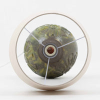 Soholm Keramik(スーホルム・セラミック)製による高さ95cmのビンテージランプです。ベースには緑色の釉薬で仕上げられた陶磁器が用いられ、花模様のレリーフが浮かび上がる温かみのあるデザインが魅力です。細身で長く伸びた支柱部分には素朴な質感が活かされ、上部にはシンプルなリネンシェードを合わせることで、柔らかな光を優しく拡散します。陶器製ランプとしては稀に見る大きさで、テーブルランプでありながらフロアランプのような存在感を放ち、リビングのアクセントや間接照明としても活躍します。陶芸的な味わいと経年の風合いが調和した、北欧ビンテージならではの逸品です。