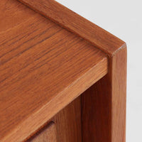 こちらの小ぶりなボードは、温かみのあるチーク材を用いたすっきりとした佇まいが魅力の北欧ビンテージ家具で、スライド扉を開くと左右に棚板付きの収納スペースが現れ、日用品や小物を効率よく整理できます。直線的な箱型の構造に、細身でテーパーの効いた脚部が軽やかな印象を添え、コンパクトながら存在感のある設計が空間に落ち着いたアクセントをもたらします。経年で深まった木肌の質感も味わい深く、リビングや玄関脇のサイド収納としても取り入れやすい一台です。