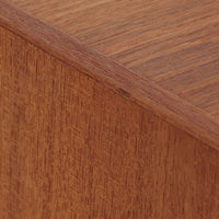 こちらの小ぶりなボードは、温かみのあるチーク材を用いたすっきりとした佇まいが魅力の北欧ビンテージ家具で、スライド扉を開くと左右に棚板付きの収納スペースが現れ、日用品や小物を効率よく整理できます。直線的な箱型の構造に、細身でテーパーの効いた脚部が軽やかな印象を添え、コンパクトながら存在感のある設計が空間に落ち着いたアクセントをもたらします。経年で深まった木肌の質感も味わい深く、リビングや玄関脇のサイド収納としても取り入れやすい一台です。