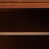 スウェーデン製のディスプレイシェルフです。チーク材の温かみある木目が美しく、上段にはオープンシェルフと小引き出し、下段には引き棚と引き戸収納と4段の引き出しが備わった実用性の高いデザインです。下段収納部には奥行きの浅い棚板が設けられており、収納する物に応じて使い分けができます。食器や本、雑貨などをすっきりと整理しながら、見せる収納としても楽しめます。扉の錠前は故障しているため施錠・開錠はできませんが、本鍵を取手として使用できるようにしています。また、扉をしっかり固定するためローラーキャッチを新たに取り付け済みです。引き出しはスムーズに開閉でき、細部まで丁寧に仕上げられています。細身のテーパー脚が全体を軽やかに見せ、経年で深みを増したチークの風合いが空間に上質な落ち着きをもたらす、北欧らしい一台です。