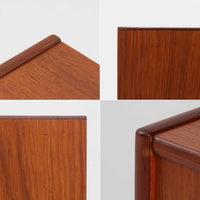 チーク材とオーク材を組み合わせて作られたスウェーデン製のディスプレイシェルフです。幅90cmと使いやすいサイズ感で、上部の棚には本やオブジェを、下部の引き戸と引き出しには日用品を収納できる実用性の高い構成となっています。滑らかな木肌や丁寧な造りには職人技が感じられ、経年により深みを増した木の風合いが空間に温かみをもたらします。リビングやダイニングはもちろん、書斎や寝室の収納兼ディスプレイとしても活躍する、北欧ビンテージ家具らしいシンプルかつ機能的な一台です。