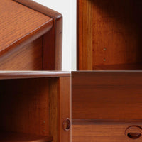 チーク材とオーク材を組み合わせて作られたスウェーデン製のディスプレイシェルフです。幅90cmと使いやすいサイズ感で、上部の棚には本やオブジェを、下部の引き戸と引き出しには日用品を収納できる実用性の高い構成となっています。滑らかな木肌や丁寧な造りには職人技が感じられ、経年により深みを増した木の風合いが空間に温かみをもたらします。リビングやダイニングはもちろん、書斎や寝室の収納兼ディスプレイとしても活躍する、北欧ビンテージ家具らしいシンプルかつ機能的な一台です。