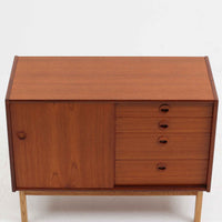 チーク材とオーク材を組み合わせて作られたスウェーデン製のディスプレイシェルフです。幅90cmと使いやすいサイズ感で、上部の棚には本やオブジェを、下部の引き戸と引き出しには日用品を収納できる実用性の高い構成となっています。滑らかな木肌や丁寧な造りには職人技が感じられ、経年により深みを増した木の風合いが空間に温かみをもたらします。リビングやダイニングはもちろん、書斎や寝室の収納兼ディスプレイとしても活躍する、北欧ビンテージ家具らしいシンプルかつ機能的な一台です。