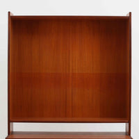 チーク材とオーク材を組み合わせて作られたスウェーデン製のディスプレイシェルフです。幅90cmと使いやすいサイズ感で、上部の棚には本やオブジェを、下部の引き戸と引き出しには日用品を収納できる実用性の高い構成となっています。滑らかな木肌や丁寧な造りには職人技が感じられ、経年により深みを増した木の風合いが空間に温かみをもたらします。リビングやダイニングはもちろん、書斎や寝室の収納兼ディスプレイとしても活躍する、北欧ビンテージ家具らしいシンプルかつ機能的な一台です。