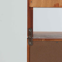 スウェーデン製のチーク材とオーク材を組み合わせたディスプレイシェルフです。幅90cmと程よいサイズ感で、上部の棚は書籍やオブジェの展示に適し、下部の引き戸収納は日用品や小物をすっきりと収めることができます。丸みを帯びた取っ手が温かみのあるアクセントとなり、北欧家具らしいシンプルで実用的なデザインを際立たせています。経年によって深みを増したチークの木目とオークのコントラストが上品な存在感を放ち、リビングや書斎の空間に落ち着いた雰囲気を添えるビンテージ家具です。