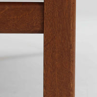 スウェーデン製のディスプレイシェルフです。上段には3段のオープンシェルフが設けられ、本や雑貨、オブジェなどを美しくディスプレイできます。下段にはスライド扉収納が備わり、内部の棚板によって整理しやすく、見せたくない収納にも便利です。チーク材の温もりある木目と、丸い掘り込み取っ手の柔らかなデザインが印象的で、北欧家具らしい穏やかな雰囲気を演出します。背面のグリーンの化粧板が空間に個性を添え、飾るアイテムをより際立たせます。本体にはチーク材、脚部にはオーク材が使用されており、素材のコントラストも魅力のひとつです。下段収納部の棚板にわずかな反りがありますが、裏返して使用することで目立たなくなります。軽やかな佇まいと実用性を兼ね備えた、北欧ビンテージらしい一台です。