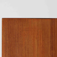 スウェーデン製のディスプレイシェルフです。上部は高さ調整可能な棚板が設けられており、書籍やオブジェの収納・展示に最適です。中央には小引き出しが2杯備わり、カトラリーや小物の整理にも便利。下部には扉付きの収納スペースがあり、日用品をすっきりと収納できます。素材にはチーク(本体)・オーク(脚の幕板)・ビーチ(脚)の3種の木材が用いられ、異なる木目のコントラストが美しい仕上がりです。北欧家具らしい温もりと実用性を兼ね備えた一台で、リビングやダイニング、書斎など幅広いシーンに調和します。