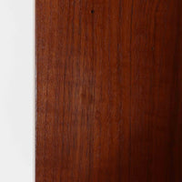 スウェーデン製のディスプレイシェルフです。上部は高さ調整可能な棚板が設けられており、書籍やオブジェの収納・展示に最適です。中央には小引き出しが2杯備わり、カトラリーや小物の整理にも便利。下部には扉付きの収納スペースがあり、日用品をすっきりと収納できます。素材にはチーク(本体)・オーク(脚の幕板)・ビーチ(脚)の3種の木材が用いられ、異なる木目のコントラストが美しい仕上がりです。北欧家具らしい温もりと実用性を兼ね備えた一台で、リビングやダイニング、書斎など幅広いシーンに調和します。