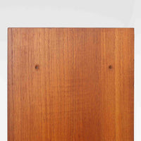 スウェーデン製のディスプレイシェルフです。上部は高さ調整可能な棚板が設けられており、書籍やオブジェの収納・展示に最適です。中央には小引き出しが2杯備わり、カトラリーや小物の整理にも便利。下部には扉付きの収納スペースがあり、日用品をすっきりと収納できます。素材にはチーク(本体)・オーク(脚の幕板)・ビーチ(脚)の3種の木材が用いられ、異なる木目のコントラストが美しい仕上がりです。北欧家具らしい温もりと実用性を兼ね備えた一台で、リビングやダイニング、書斎など幅広いシーンに調和します。