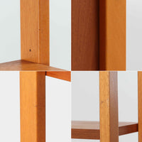 スウェーデン製のディスプレイシェルフで、チーク材とビーチ材の組み合わせが生み出す温かみと軽やかなコントラストが魅力です。上部はオープンな3段棚で開放感があり、お気に入りの雑貨や書籍をすっきりと美しく飾ることができます。下部には引き戸収納と4杯の引き出しを備え、日用品や小物を整理するのにも便利です。幅120cmと取り入れやすいサイズ感で、リビングやダイニングを軽やかに演出。経年による木肌の深みが加わり、シンプルながらも存在感を放つビンテージらしい一台です。