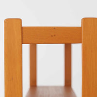 スウェーデン製のディスプレイシェルフで、チーク材とビーチ材の組み合わせが生み出す温かみと軽やかなコントラストが魅力です。上部はオープンな3段棚で開放感があり、お気に入りの雑貨や書籍をすっきりと美しく飾ることができます。下部には引き戸収納と4杯の引き出しを備え、日用品や小物を整理するのにも便利です。幅120cmと取り入れやすいサイズ感で、リビングやダイニングを軽やかに演出。経年による木肌の深みが加わり、シンプルながらも存在感を放つビンテージらしい一台です。