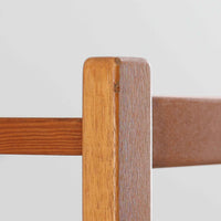 スウェーデン製のディスプレイシェルフで、チーク材とビーチ材の組み合わせが生み出す温かみと軽やかなコントラストが魅力です。上部はオープンな3段棚で開放感があり、お気に入りの雑貨や書籍をすっきりと美しく飾ることができます。下部には引き戸収納と4杯の引き出しを備え、日用品や小物を整理するのにも便利です。幅120cmと取り入れやすいサイズ感で、リビングやダイニングを軽やかに演出。経年による木肌の深みが加わり、シンプルながらも存在感を放つビンテージらしい一台です。