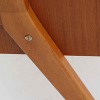 スウェーデン製のディスプレイシェルフで、チーク材とビーチ材の組み合わせが生み出す温かみと軽やかなコントラストが魅力です。上部はオープンな3段棚で開放感があり、お気に入りの雑貨や書籍をすっきりと美しく飾ることができます。下部には引き戸収納と4杯の引き出しを備え、日用品や小物を整理するのにも便利です。幅120cmと取り入れやすいサイズ感で、リビングやダイニングを軽やかに演出。経年による木肌の深みが加わり、シンプルながらも存在感を放つビンテージらしい一台です。