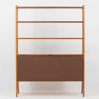 スウェーデン製のディスプレイシェルフで、チーク材とビーチ材の組み合わせが生み出す温かみと軽やかなコントラストが魅力です。上部はオープンな3段棚で開放感があり、お気に入りの雑貨や書籍をすっきりと美しく飾ることができます。下部には引き戸収納と4杯の引き出しを備え、日用品や小物を整理するのにも便利です。幅120cmと取り入れやすいサイズ感で、リビングやダイニングを軽やかに演出。経年による木肌の深みが加わり、シンプルながらも存在感を放つビンテージらしい一台です。