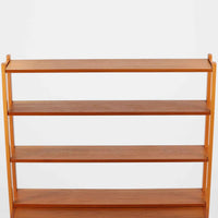 スウェーデン製のディスプレイシェルフで、チーク材とビーチ材の組み合わせが生み出す温かみと軽やかなコントラストが魅力です。上部はオープンな3段棚で開放感があり、お気に入りの雑貨や書籍をすっきりと美しく飾ることができます。下部には引き戸収納と4杯の引き出しを備え、日用品や小物を整理するのにも便利です。幅120cmと取り入れやすいサイズ感で、リビングやダイニングを軽やかに演出。経年による木肌の深みが加わり、シンプルながらも存在感を放つビンテージらしい一台です。