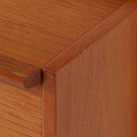 スウェーデン製のディスプレイシェルフで、チーク材とビーチ材の組み合わせが生み出す温かみと軽やかなコントラストが魅力です。上部はオープンな3段棚で開放感があり、お気に入りの雑貨や書籍をすっきりと美しく飾ることができます。下部には引き戸収納と4杯の引き出しを備え、日用品や小物を整理するのにも便利です。幅120cmと取り入れやすいサイズ感で、リビングやダイニングを軽やかに演出。経年による木肌の深みが加わり、シンプルながらも存在感を放つビンテージらしい一台です。